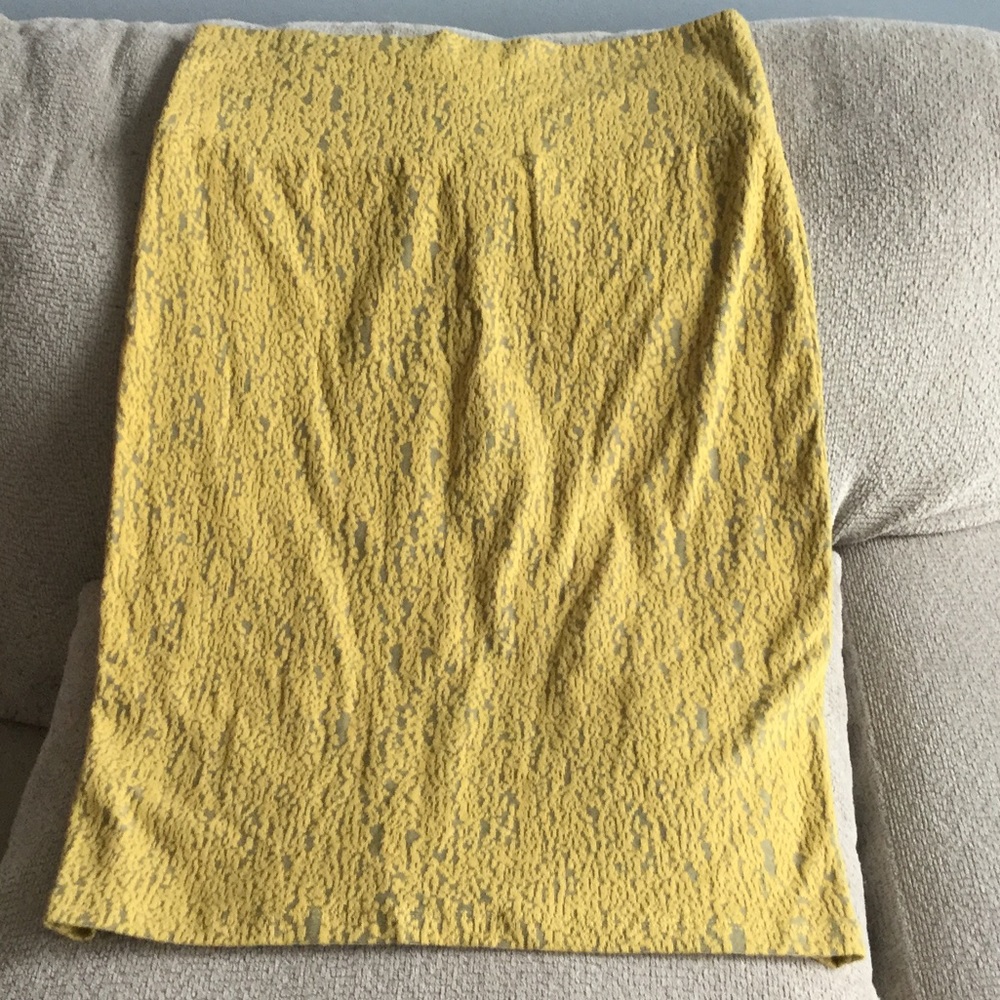 Super cute mustard grey LuLaRoe pencil skirt med